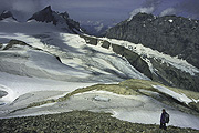 Abstieg zurueck zum Gletscher, im Hintergrund der Gross Spannort und Schlossberg