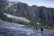 Aufstieg ueber den Gletscher vor der Kulisse des Schlossbergs