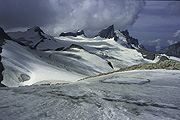 Blick ueber den Glattfirn, hinten von links nach rechts Zw�chten, Chli Spannort, Gross Spannort, Schlossbergluecke