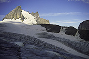 Huettenwart Markus mit seiner Gruppe im Aufstieg zur Schlossbergluecke (Gross Spannort)